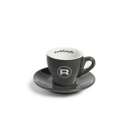 ROCKT ESPRESSOªº«~µP¥d¥¬ªM¡A¥~­±¬O¶¦â¡A¸̭±¬O¶¦â¡CªM¤l¥~°¼²°¤º°¼³£¦L¦³ROCKET LOGO¡C³o­ӪM¤l¦³ªþ½L¤l¡C¥i¦¨É̦ܳh 80mlªº¿@ÁY©@°Ø
