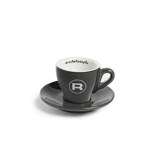 ROCKT ESPRESSOªº«~µP¥d¥¬ªM¡A¥~­±¬O¶¦â¡A¸̭±¬O¶¦â¡CªM¤l¥~°¼²°¤º°¼³£¦L¦³ROCKET LOGO¡C³o­ӪM¤l¦³ªþ½L¤l¡C¥i¦¨É̦ܳh 80mlªº¿@ÁY©@°Ø